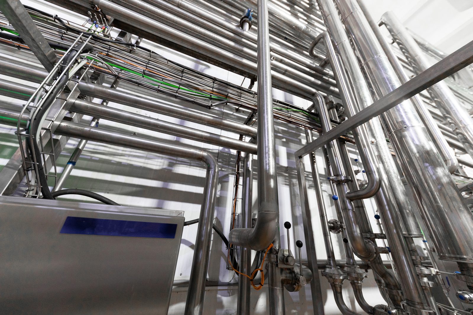 Dense pipe rack with insulated and bare process lines in an operating plant
